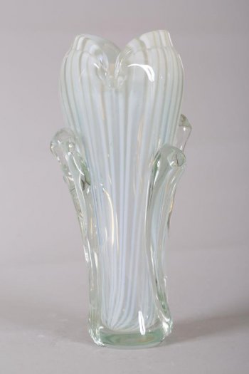 ваза удлиненной формы (ввиде нераскрывшегося бутона) с прозрачными налепами снизу, охватывающими тулово. Из опалового стекла голубоватого цвета с вертикальными,  молочного цвета, полосами.