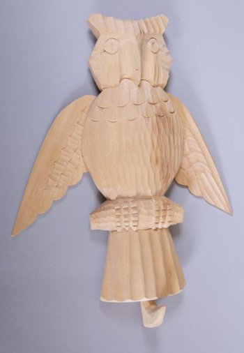 Изображена сова, крылья прикреплены шурупами, приводятся в движение.
