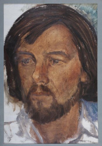 Изображен оплечный портрет длинноволосого с усами и бородкой молодого человека (голова более чем в натуральную величину), в 3/4 повороте влево, в светлой рубашке на светлом фоне.