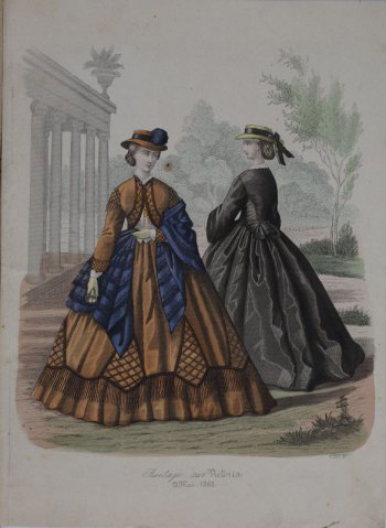 Изображены две дамы в платьях с кринолинами. Одна в коричневом и с синей шалью, другая - в черном с соломенной 