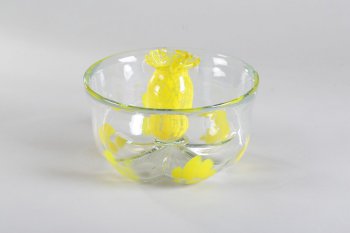 ваза для цветов из прозрачного стекла с желтыми пятнами-брызгами (нацвет). Ваза цилиндрической формы с ложчатым вогнутым основанием, из центра которого возвышается сосуд цилиндрической формы с расширенным разрезным верхом.