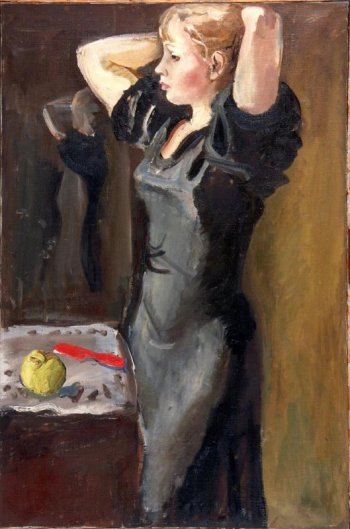 Поколенное изображение молодой белокурой женщины, стоящей перед столом, с закинутыми за голову руками. На столе лежат яблоко и красная расческа. Женщина отражается в зеркале позади стола. Одета в платье черного цвета, сильно освещена спереди.