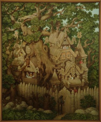 Во всё поле холста крупным планом дано изображение в разрезе деревянного теремка, расположенного на ветвях зеленого дуба, с людьми, находящимися в комнатах.