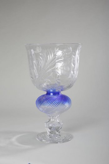 ваза цилиндрической формы, с округлым дном и чуть расширенным верхом, на высокой ножке, в спряжении с синим, диагонального ранения 