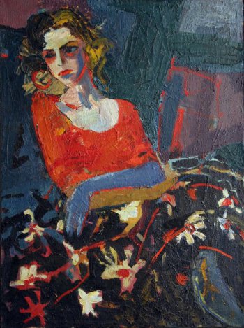 По диагонали холста дано поколеное изображение сидящей молодой женщины в ярко-красной блузке с глубоким вырезом, в черной с крупными цветами юбке.