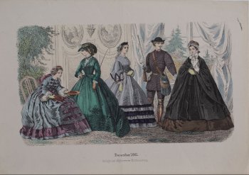 Изображены четыре дамы и мужчина. Слева сидит дама в сером платье с лиловой отделкой. Перед ней дама в зеленом. Средняя в сером платье. Около нее у большого окна мужчина в костюме охотника и дама в темном широком пальто и капоре.