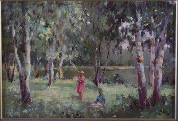 Изображен летний пейзаж. На маленькой лужайке среди деревьев на фоне озерка - женская фигура в розовом платье и желтой шляпке. Рядом - сидящая на траве девушка в голубой кофте.