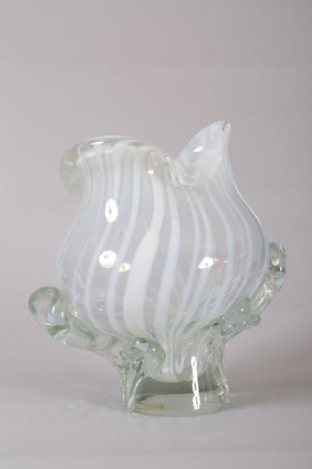 ваза круглой формы на низкой ножке с прозрачными листьями-налепами, опаловое стекло голубоватого цвета с вертикальными, молочного цвета, полосами.