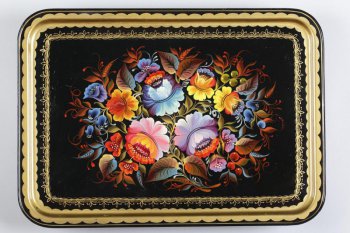 Поднос прямоугольной формы с отогнутым плоским бортиком. На черном фоне  изображен букет с тремя крупными цветами в центре, окруженными более мелкими цветами, листьями и травкой. Роспись выполнена голубой, красной, желтой,сиреневой краской с 