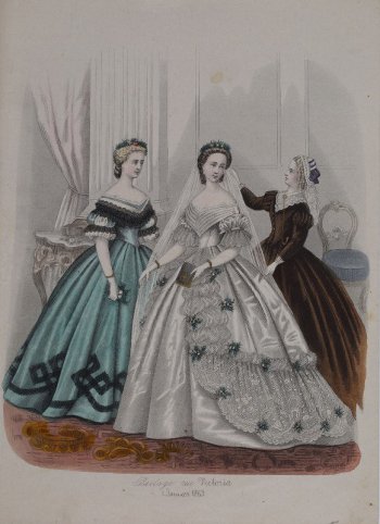 Посередине стоит невеста в подаенечном туалете. Около нее девушка в зеленом и дама в коричневом платьях.