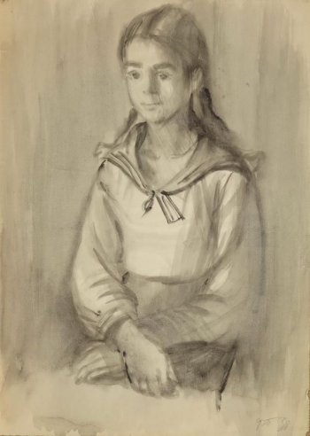 Победренное изображение в фас  сидящей девочки в матроске, с распущенными длинными волосами; руки сложены на коленях.