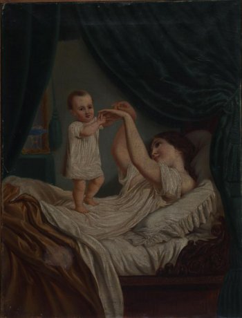 Под раздвинутым занавесом зеленого цвета изображена лежащая на софе молодая женщина протянувшая руки, поддерживая стоящего на ней маленького ребенка.