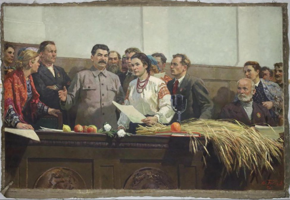 Изображен президиум съезда  колхозников. Среди колхозников, слева от центра картины стоит Сталин. Справа от него молодая женщина в расшитой красными узорами рубашке. Вокруг них мужчины и женщины, взгляды которых обращены к Сталину.