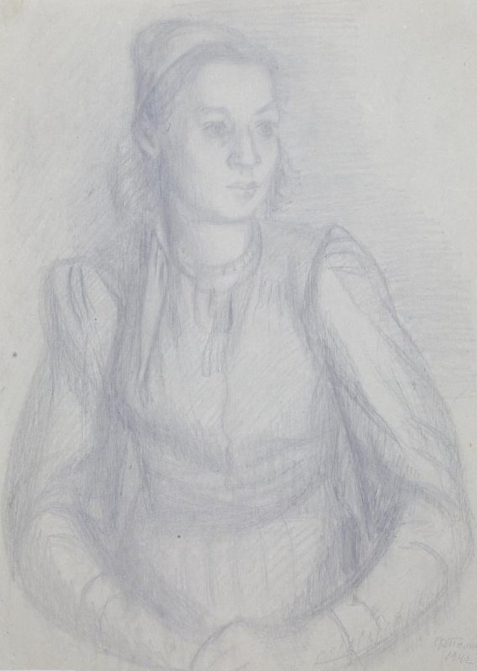 Победренное изображение сидящей девушки с короткими волосами, в легком  повороте влево; руки сложены на коленях.