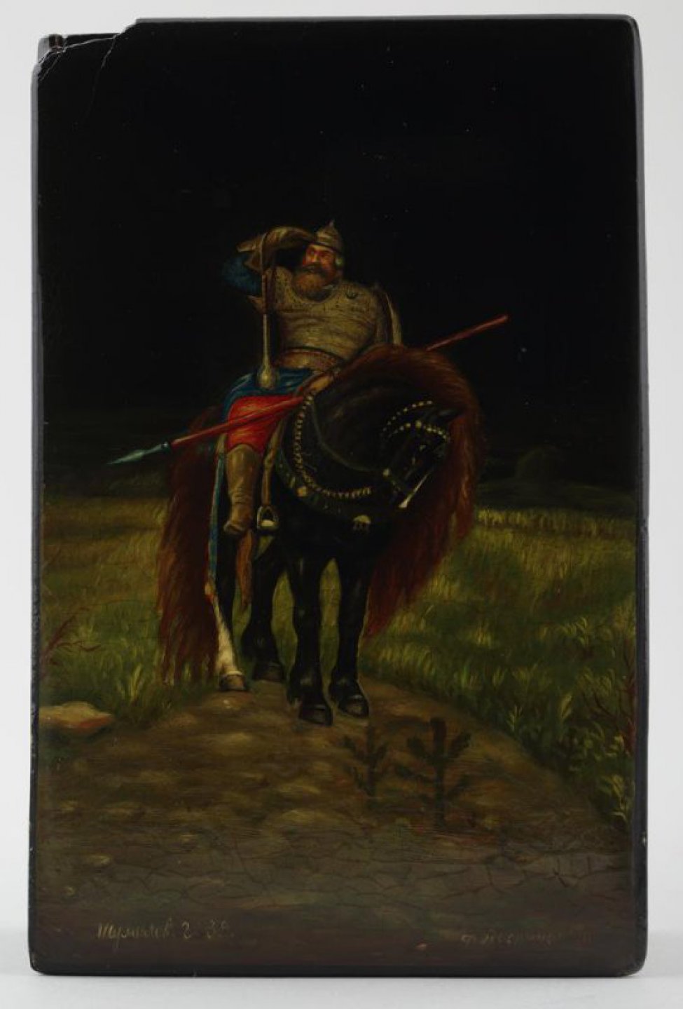 Прямоугольной формы, черного цвета. На крышке на фоне пейзажа изображен всадник на вороном коне. Внизу надписи: "Шумилов Г. 39", "Федоскино". Внутри шкатулка красного цвета.