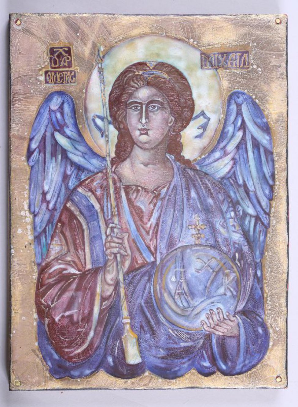 На медной пластине, закрепленной по углам гвоздями к деревянной доске, дано поясное изображение архангела Михаила. В правой руке его короткий посох (мерило), в левой руке -  сфера с монограммами "А","Х", "К" под титлами. Хитон архангела пурпурного цвета;  плащ,  крылья, лента в волосах и слухи  синего цвета. Нимб - бледные оттенки зеленоватого, голубоватого цветов.Общий фон светло-коричневый кракеллированный, частично покрытый "под потертость" золотом. Вверху по сторонам от головы три отдельных темно-коричневых поля с надписями золотом: "О АР Х", "ОМЕГАС", "МIХАIЛ".