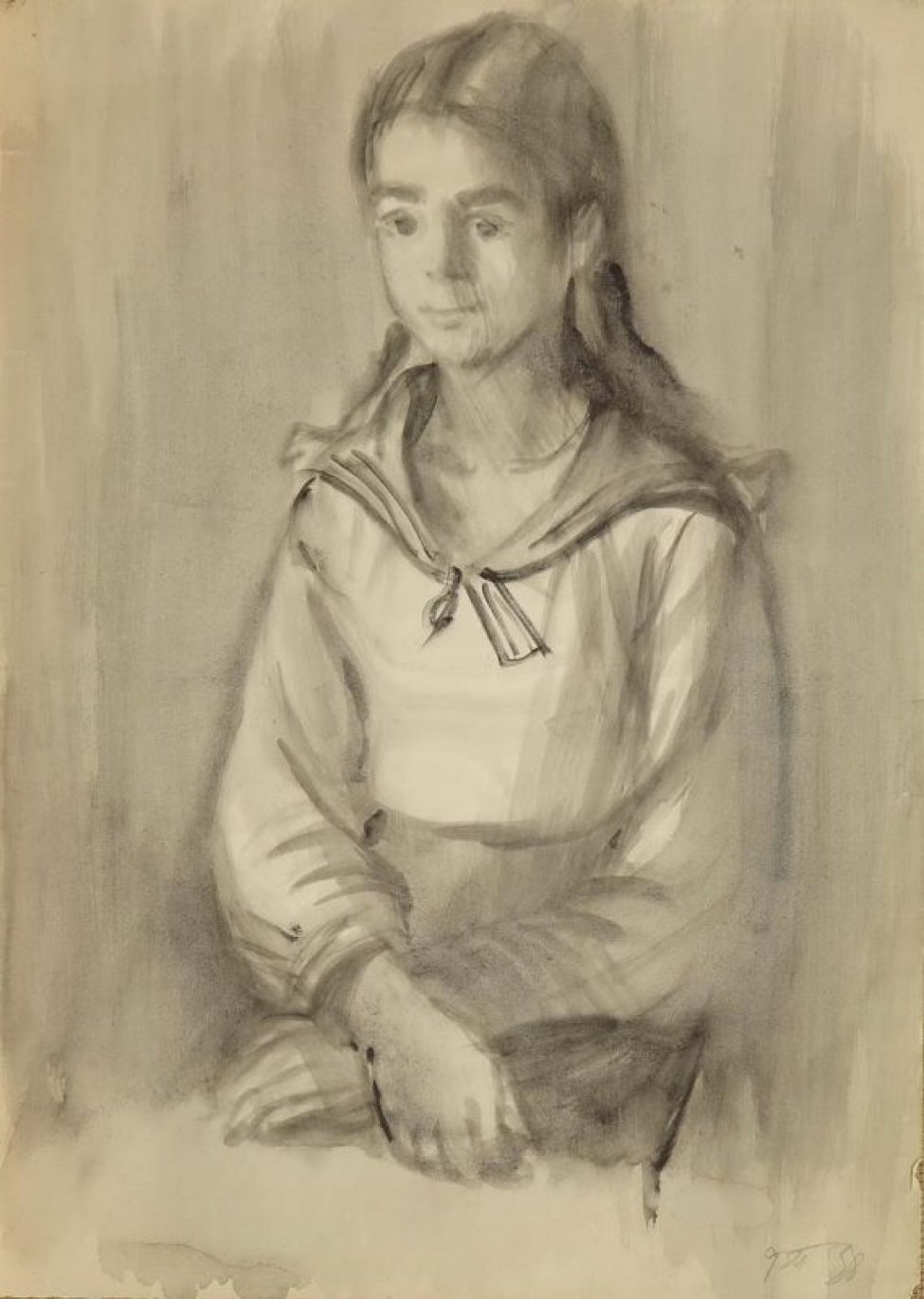 Победренное изображение в фас  сидящей девочки в матроске, с распущенными длинными волосами; руки сложены на коленях.