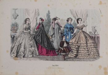 Изображено пять дам в кринолинах и ребенок. Стоящая слева в подвенечном платье и фате, рядом с ней - в малиновом платье и длинной темной накидке, третья в сером пальто. Две последние в синем и песочного цвета платьях.