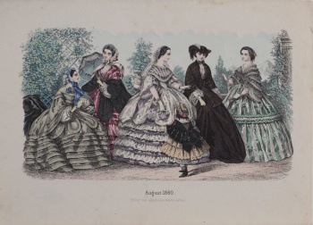 Изображено пять женских фигур в платьях с кринолинами в бесчисленных оборках. Вторая дама справа в коричневом костюме. Около них девочка в пышном желтом платье и черной пелеринке.