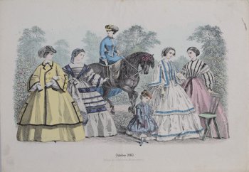 Изображены пять дам. Одна из них на лошади в голубой амазонке и желтой шляпе с пером. На даме слева широкий желтый верхний костюм. Остальные в летних платьях. Около одной из них девочка в сиреневом платье.