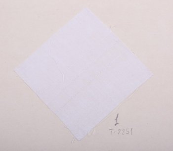 Образец квадратной формы из белого батиста. Тонкой нитью белого цвета пунктирными стежками шиты три линии по середине образца. Образец приклеен на картонный лист.