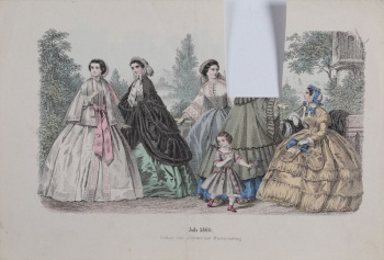 Изображено пять женских фигур и девочка. Платья с кринолинами. На двух из них тальмы. На девочке серое платье в клетку.