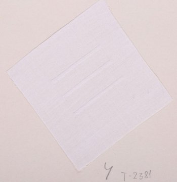 На белом батисте квадратной формы в центре дан образец строчки в виде трёх узких полосок шитых белым шёлком. Образец двумя уголками приклеен к картонному листу.