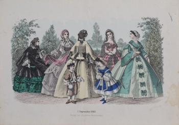Изображены пять дам и двое детей. Фигура, сидящая с левой стороны - в черном пальто, остальные в летних цветных платьях. Мальчик в костюме песочного цвета. Девочка в белом с синей отделкой платье.