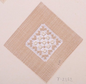 На квадратном кусочке твёрдой плотной канвы бежевого цвета дана квадратная ажурная вышивка белым шёлком. 9 сквозных квадратиков, заполненных 
