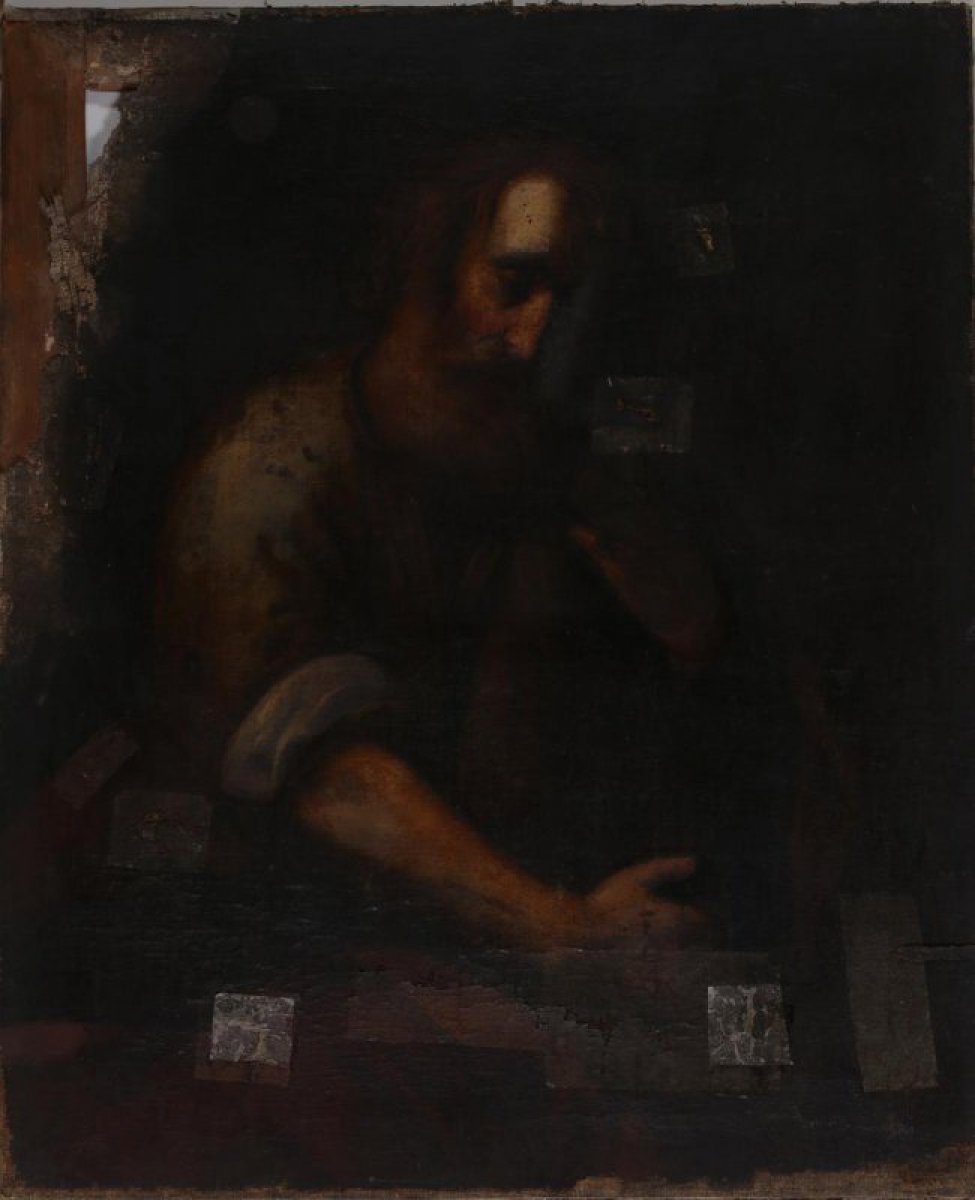 Изображен на темном фоне (поколенно) мужчина с поднятой к лицу левой рукой, с головой опущенной и повернутой вправо. Одет он в серую рубашку с засученными рукавами.