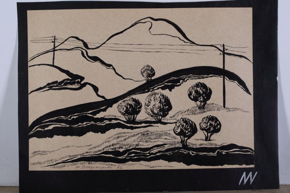 На первом плане на холмистой местности изображены пять шарообразных дерева, линия электропередачи. На дальнем плане - горные вершины.