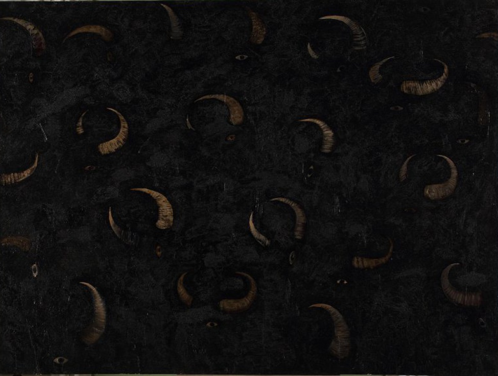 На черном фоне по всей поверхности холста выделяющимися светлыми пятнами изображены рога и глаза с белыми белками и темными зрачками.