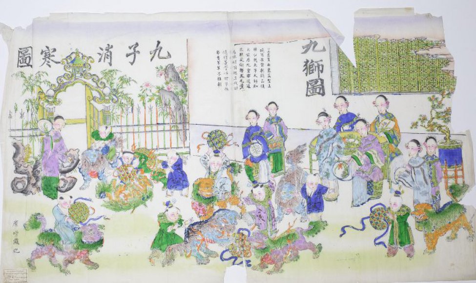 Изображена группа играющих детей и животных, напоминающих львов. Слева на заднем плане- высокая балюстрада и раскрытые ворота,справа-часть стены дома,на которой нарисованы надписи на китайском языке.