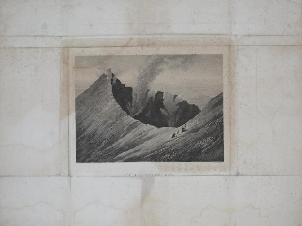 Изображён дымящийся кратер вулкана Этны. На склоне кратера видны два туриста в цилиндрах с проводниками.