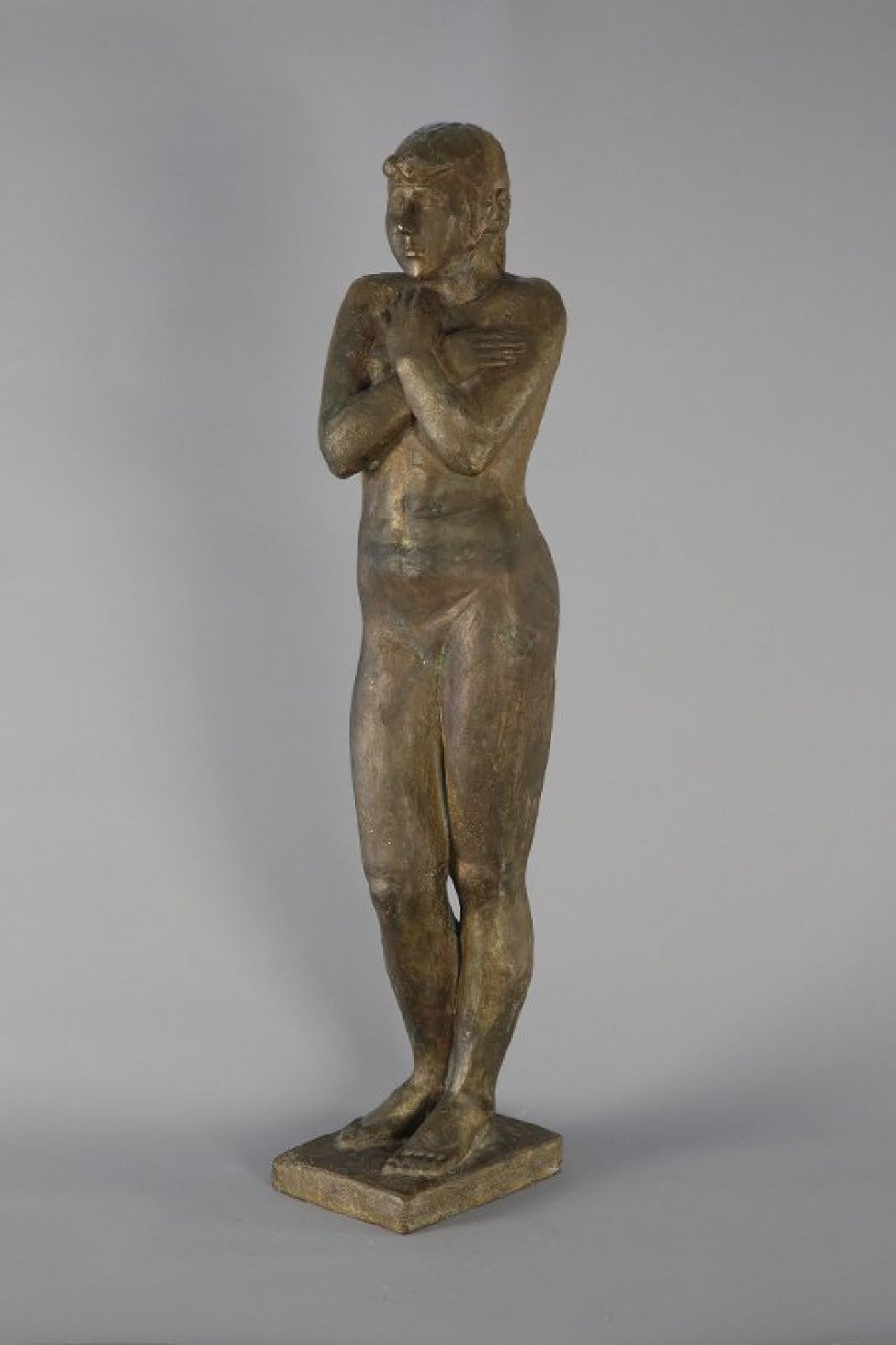 На низком прямоугольном плинте, изображена обнаженная женская фигура в рост, со скрещенными на груди руками. Правая нога чуть согнута в колене, правое плечо выдвинуто вперед. Голова повернута к правому плечу.