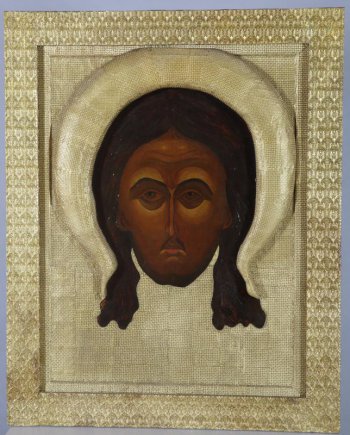 Изображена голова Христа в иконографии Спаса Нерукотворного. Доска обложена басмой. Вокруг головы выпуклый нимб.