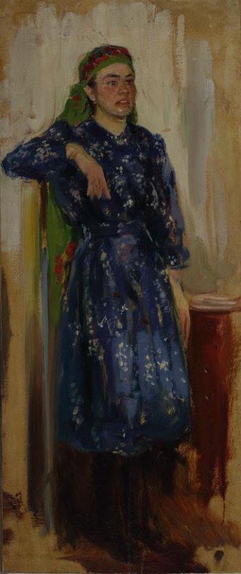 В 3/4 повороте вправо изображена в рост молодая женщина, темноволосая, чернобровая, облокотившаяся на тумбу правой рукой. На голове - зелено-красный платок. На женщине синее платье в белый цветок.