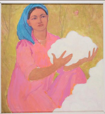 Дано поясное изображение молодой женщины, держащей в руках хлопок. На голове - голубой убор (платок ?).