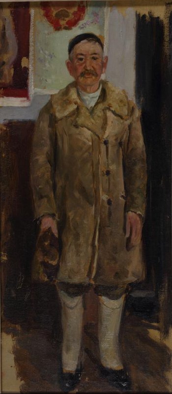 Изображен в фас в зимнем светлом пальто, в валенках, с шапкой в правой руке.