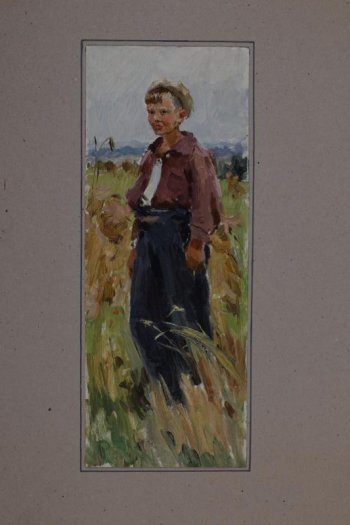 Среди травы изображен стоящий мальчик в светлой шапочке в 3/4 повороте.
