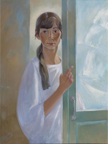 Поясное изображение кареглазой девочки в белой одежде, стоящей в дверном проеме и придерживающей правой рукой стеклянную дверь; прядь волос перекинута через плечо.