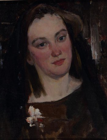 Дано подгрудное изображение молодой женщины с распущенными волосами. Платье открывает шею, украшено маленьким букетом цветов у выреза.