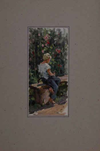 На фоне цветущего (сада) куста, на скамье, со спины, изображен сидящий мальчик в светлой шапочке.