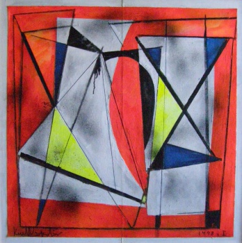 На ярко-красном фоне почти через всю вертикаль работы изображены пересекающиеся черные линии с треугольниками лимонного, синего, серого цветов.