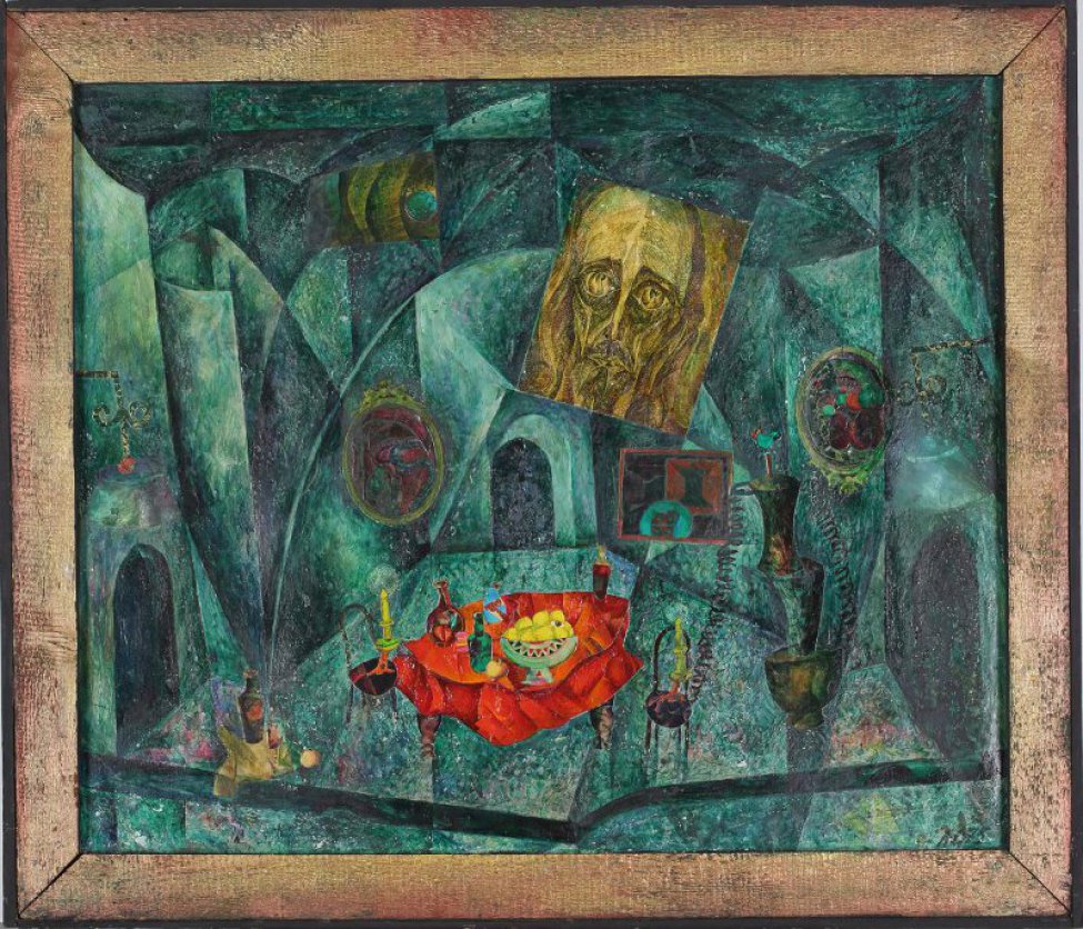 На фоне фигур зеленого, различных оттенков, цвета изображен на первом плане стол, накрытый красной скатертью, на нем ваза с лимонами (на лимоне справа - глаз с черным зрачком), сосуды, по сторонам стола - стулья с подсвечниками. На стене - три картины, над ними - большая картина, с изображением мужского лица, выполненная в желто-коричневых тонах. Слева, справа и в центре - черные аркообразные проемы.