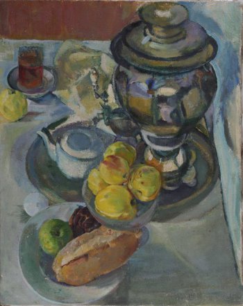 На столе на подносе изображены: самовар и чайник, стакан с чаем, около него яблоко и сверток в бумаге. Ближе - ваза с яблоками и тарелка с французской булкой, зеленое яблоко и булочка. Стол покрыт голубовато-серой скатертью.