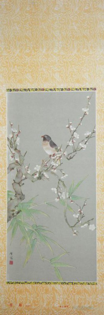 На ветке с белыми цветочками изображена серая птичка с коричневатой грудкой. Вниз идут ветки с зелеными длинными ветками. Фон серый. Ввеху и внизу кайма в 1 см. Кайма желтая с животным орнаментом.