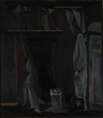 В интерьере дома на черном фоне изображено ведро картошки. Справа - женская фигура в рост, слева - сидящая фигура.