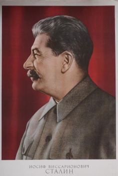 Погрудное изображение И.В. Сталина в профиль влево, в темном кителе без головного убора. Фон - темно-красный.