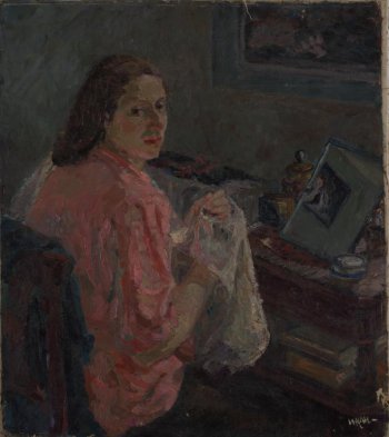 Изображена сидящая за туалетным столиком темноволосая женщина в 3/4 повороте вправо в розовой кофточке с платком (концом полотенца?) в руках.